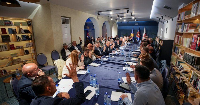 Bajrami dhe Hoti bojkotuan mbledhjen e Kryesisë ku u vendos për të garuar bashkë me Vjosa Osmanin