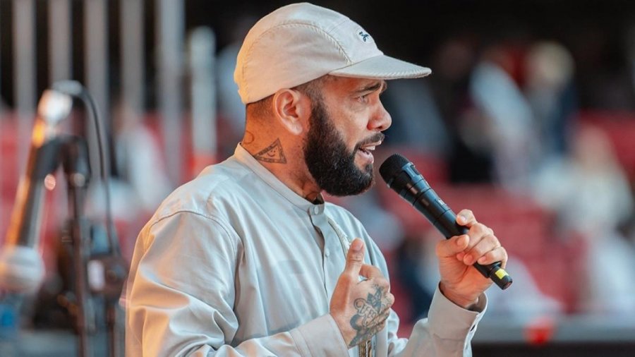 Dani Alves rikthehet në stadium, por këtë herë si predikues: Në burg Krishti më bëri të lirë!