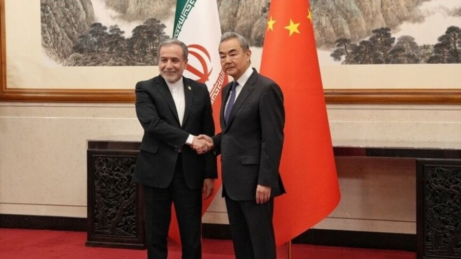 Ministri i Jashtëm kinez pret në takim homologun e tij iranian mes tensioneve për Hormuzin