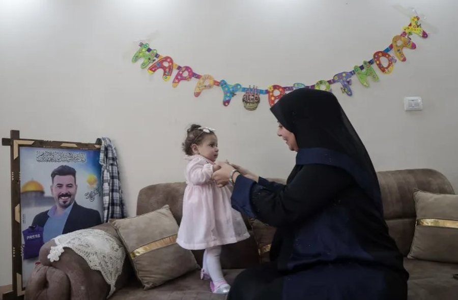 Gazetari i Gazës vritet pesë orë pas lindjes së vajzës së tij