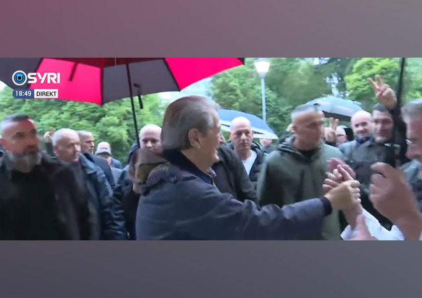 Protesta kombëtare e opozitës, Berisha mbërrin në selinë e PD, pritet me entuziazëm