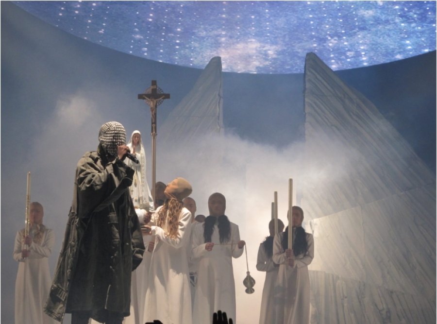 Kur spektakli kalon vijën e kuqe: Koncerti i Kanye West ngre pikëpyetje të shumta