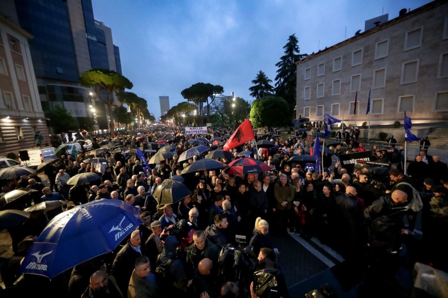 Qytetarët i përgjigjen thirrjes së opozitës, pjesëmarrje masive në protestën kombëtare
