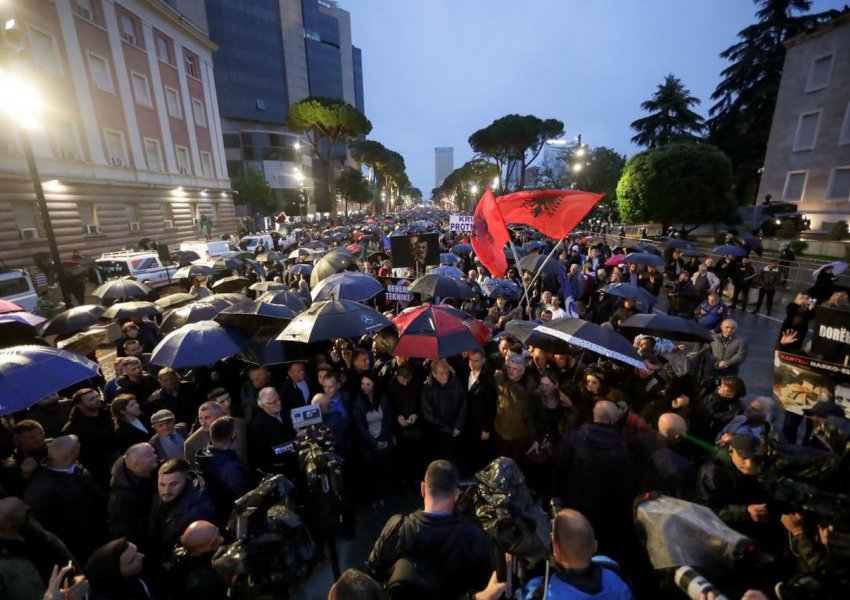 Berisha poston FOTO-t e protestës: Uragani i Lirisë i datës 8 Maj që lemeriti kreun e meduzës Rama