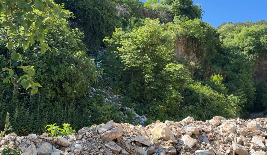 Përroi i Shametatëve në Gjirokastër mbetet vatër ndotjeje, banorët kërkojnë ndërhyrje