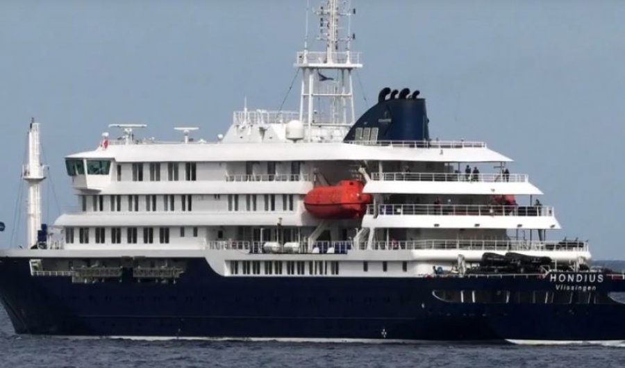 Anija turistike me rast hantavirusi mbërrin në Tenerife nën masa ekstreme sigurie, mjekët gati për të pritur pasagjerët 