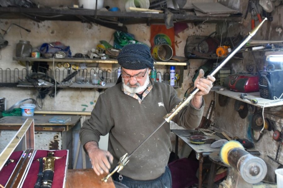 Zejtari nga Kirkuku i Irakut mban gjallë trashëgiminë e prodhimit të shpatave