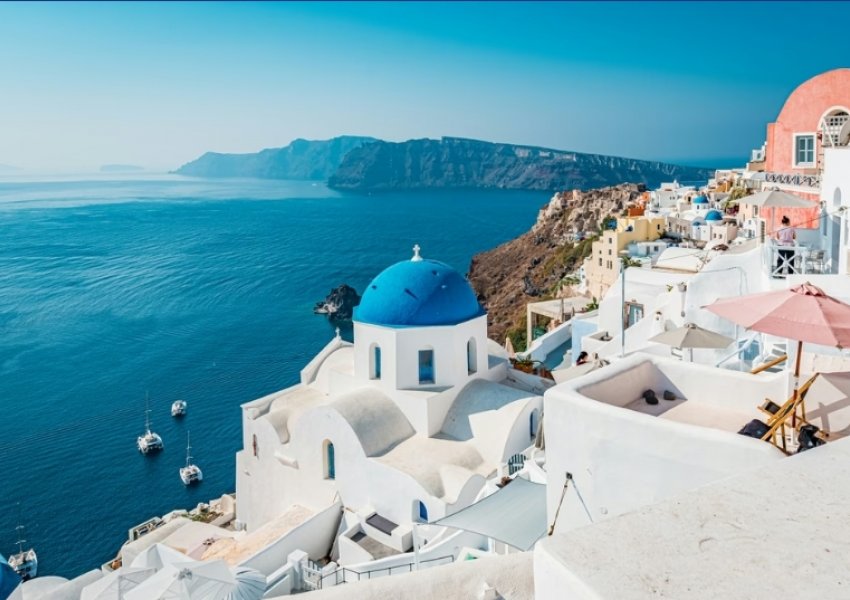 Pse shtëpitë në ishujt grekë janë të lyera me blu dhe të bardhë?