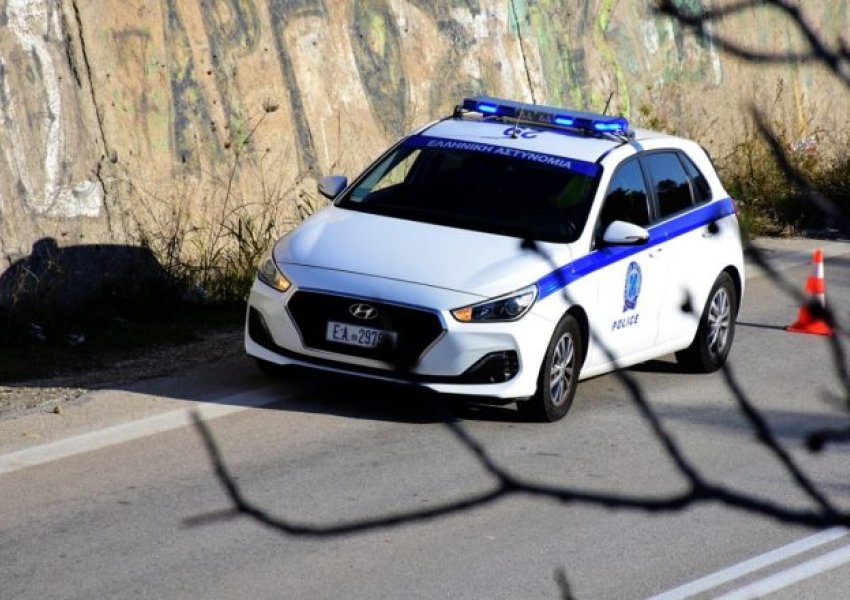 Me kallashnikov dhe të maskuar, tre persona grabisin bankën në Greqi, marrin mbi 200 mijë euro