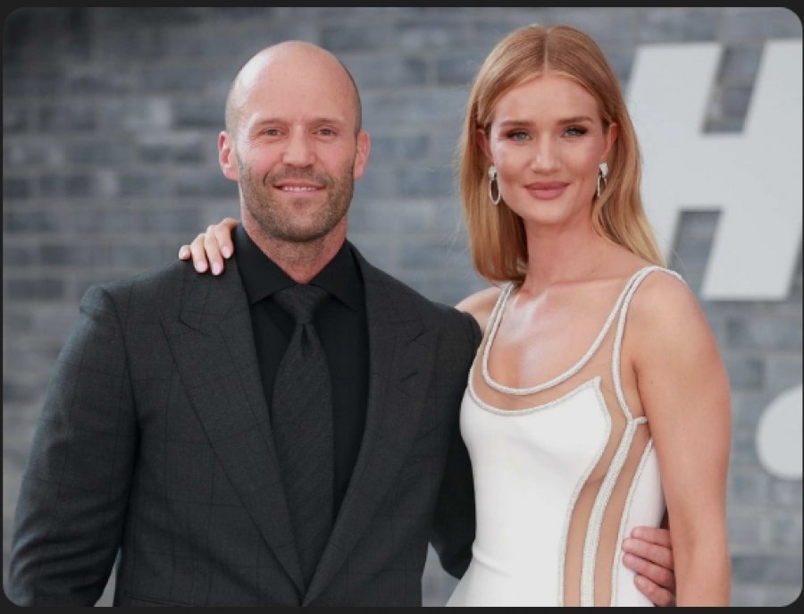 Jason Statham dhe partnerja e tij ndërtojnë shtëpinë e tyre të përhershme pranë një plazhi nudist