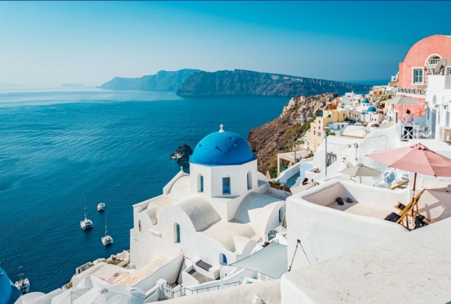 Pse shtëpitë në ishujt grekë janë të lyera me blu dhe të bardhë?