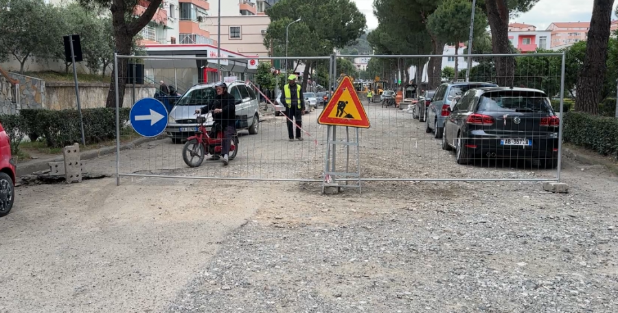 Punimet për kanalizimet krijojnë vështirësi të mëdha në qarkullimin rrugor në Lezhë