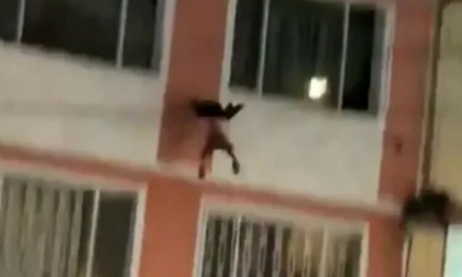 VIDEO/ 2-vjeçari bie nga ballkoni i katit të katërt, momenti kur shpëtohet nga banorët