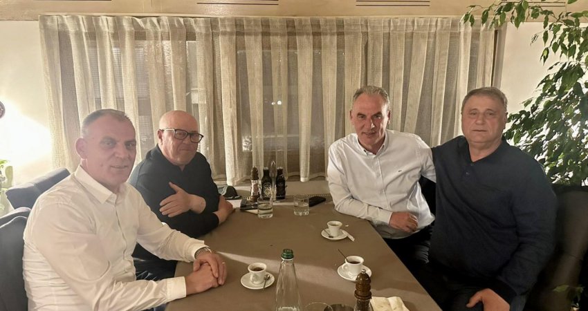 Fotoja misterioze: Vëllezërit e Thaçit pinë kafe me Fatmir Limajn