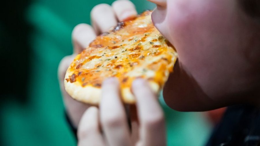 A preken më shumë fëmijët nga ushqimet ultra të përpunuara si pijet me gaz dhe patatet e skuqura?