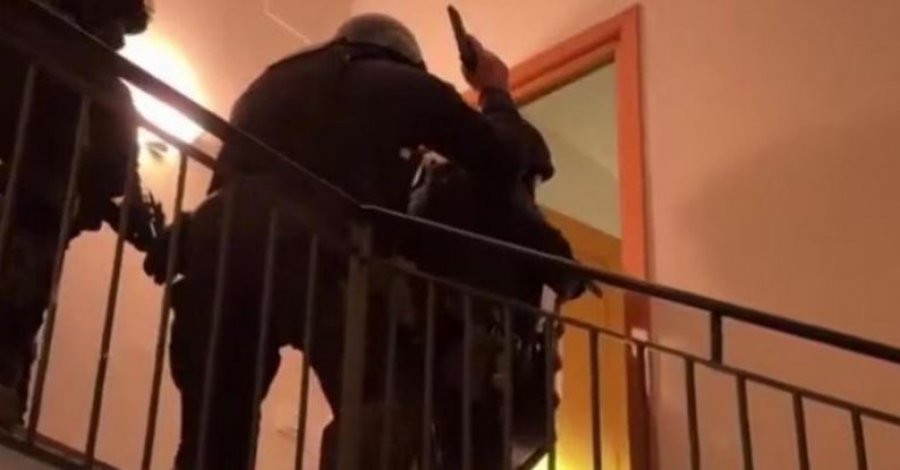 Kacavirreshin nëpër çati për të plaçkitur, çmontohet grupi i ‘skifterëve’ shqiptarë! Mes tyre një çift