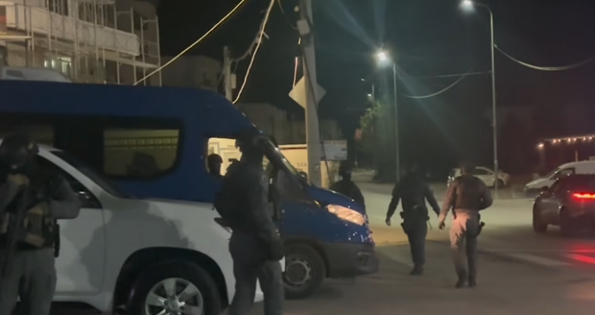 Pamjet e fundit nga Skenderaj: Policë special me armë të gjata e maska në rrugë
