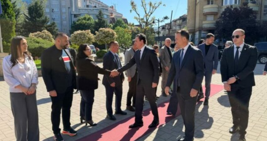 Faton Peci me mëngjes ia shtron “tapetin e kuq” Albin Kurtit, e pret në Mitrovicë