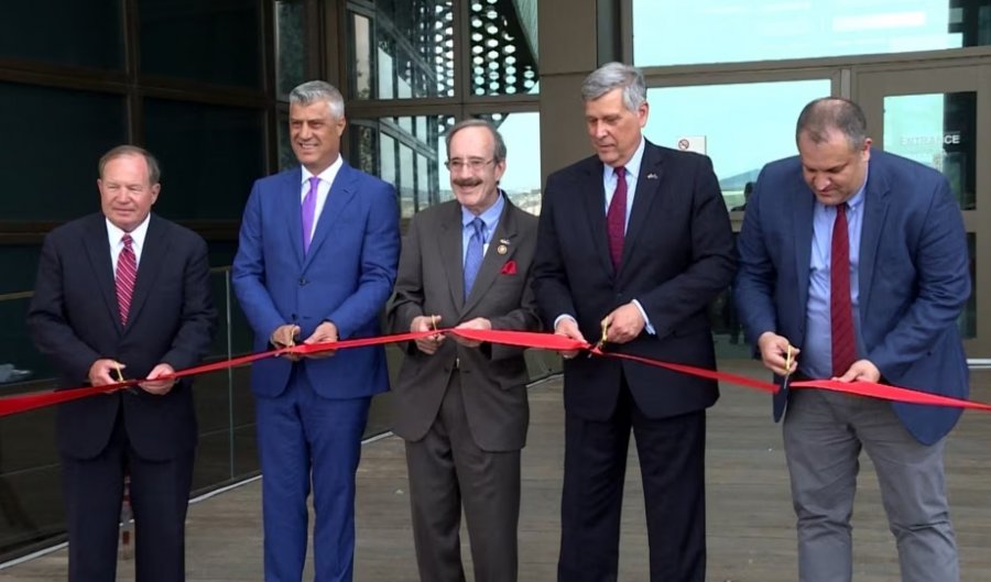 Propozimi që ndërtesës në Ambasadën amerikane në Kosovë t'i vihet emri i Engelit merr aprovimin e parë