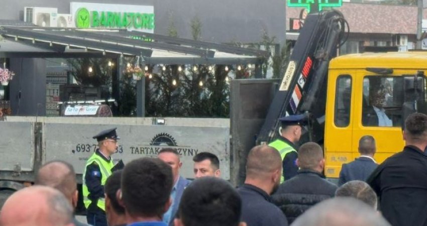 Pritet intervistimi i Sami Lushtakut – qytetarët bllokojnë rrugën tek stacioi i policisë në Skenderaj me mjete të rënda