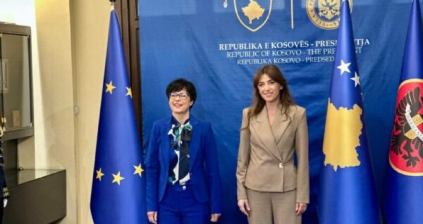 Marta Kos mbërrin në Presidencë, pritet nga Albulena Haxhiu
