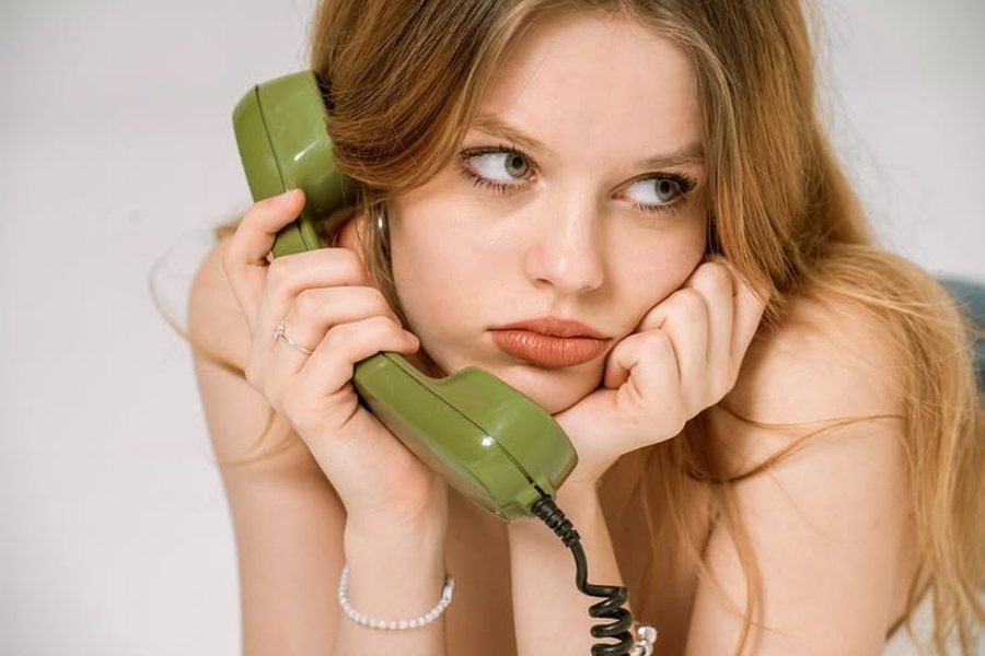 Ndryshon zërin kur flet në telefon? Arsyeja (e trishtë) psikologjike pas këtij zakoni