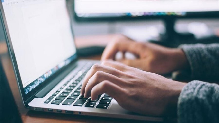 Eurostat: Mbi 42 % e përdoruesve të internetit në BE kanë hasur në mesazhe armiqësore online më 2025