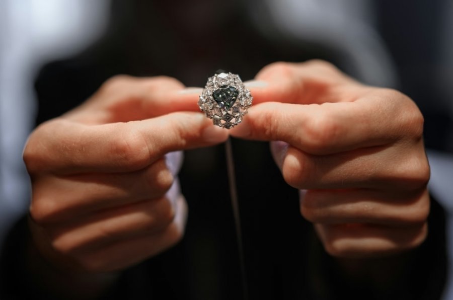 Diamanti më i veçantë në botë u shit në një ankand në Gjenevë për gati 15 milionë euro