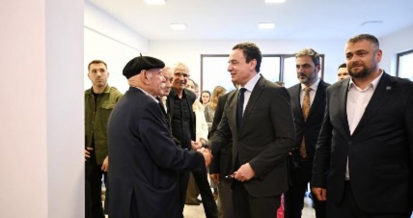 Në përvjetorin e zhdukjes së profesorit Ukshin Hoti, Kurti vizitoi Shtëpinë Muze në Krushë të Madhe