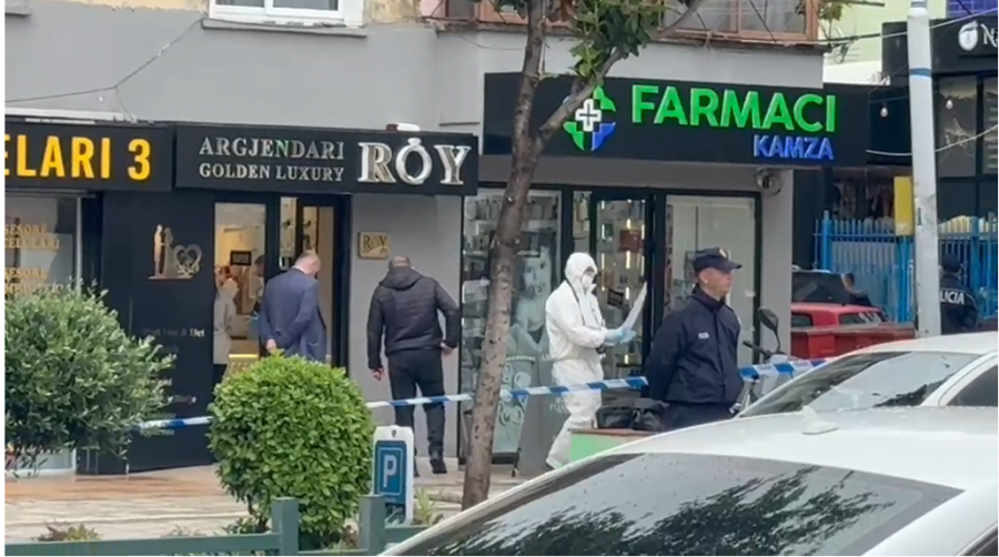 Kamëz/ Grabitje me armë në një argjendari, dy persona të armatosur vjedhin bizhuteritë dhe arratisen 