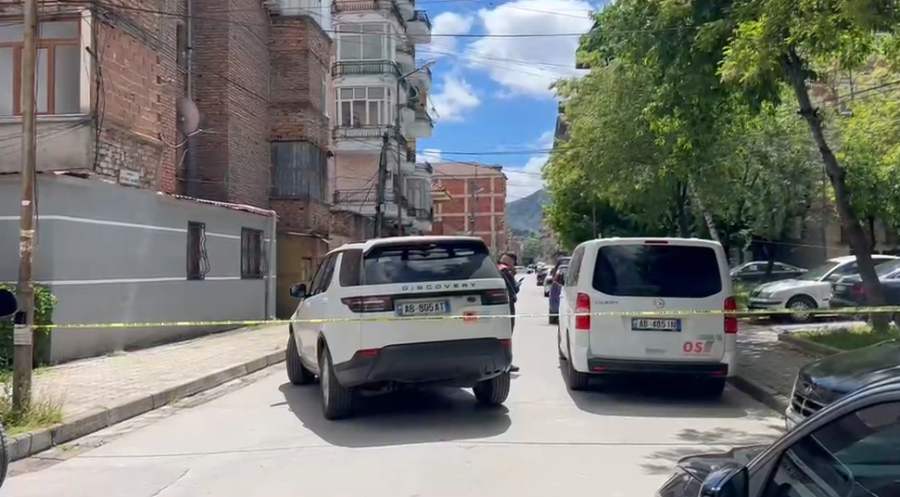 Alarm në Korçë/ Rrethohet lagjja 18, policia kontrollon automjetin e dyshuar për lëndë plasëse
