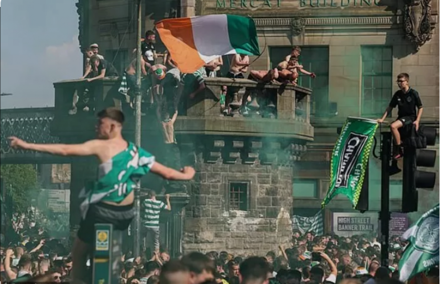Dy policë me plagë serioze dhe 14 arrestime pas festës së titullit të Celtic në Glasgow