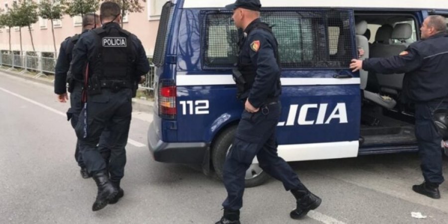 Plagosja e policit, shpallen në kërkim dy vëllezër, dyshohet se kishin konflikt për çështje borxhi me… 