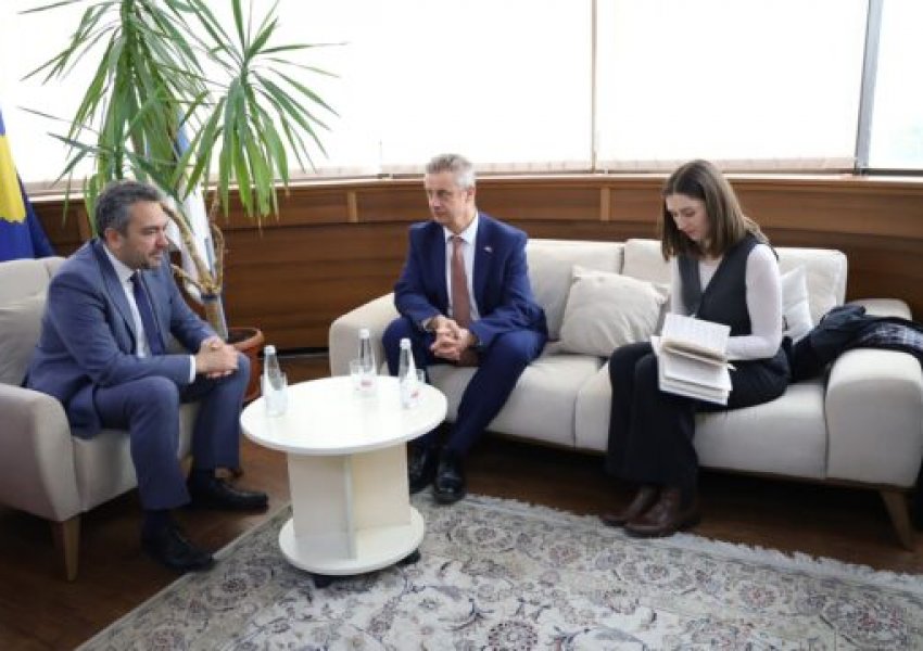 Hargreaves takohet me Radoniqin, konfirmon se mbështetja kibernetike për KQZ-në do të vazhdojë