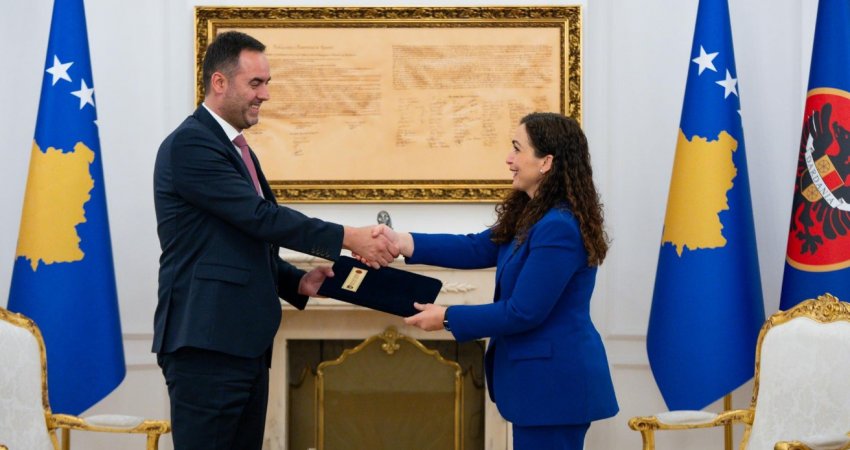 Glauk Konjufca e quan “frizerkë” Vjosa Osmanin