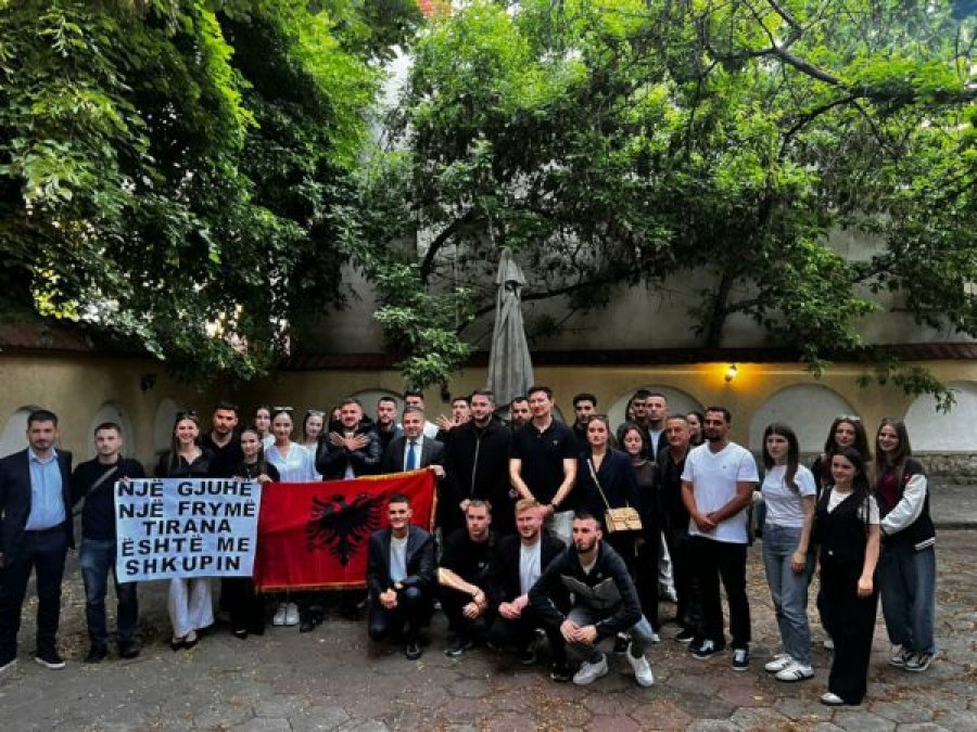 Protesta për Shqipen/ Ambasadori i Shqipërisë në RMV: Studentët nga Tirana udhëtuan për mbështetje...