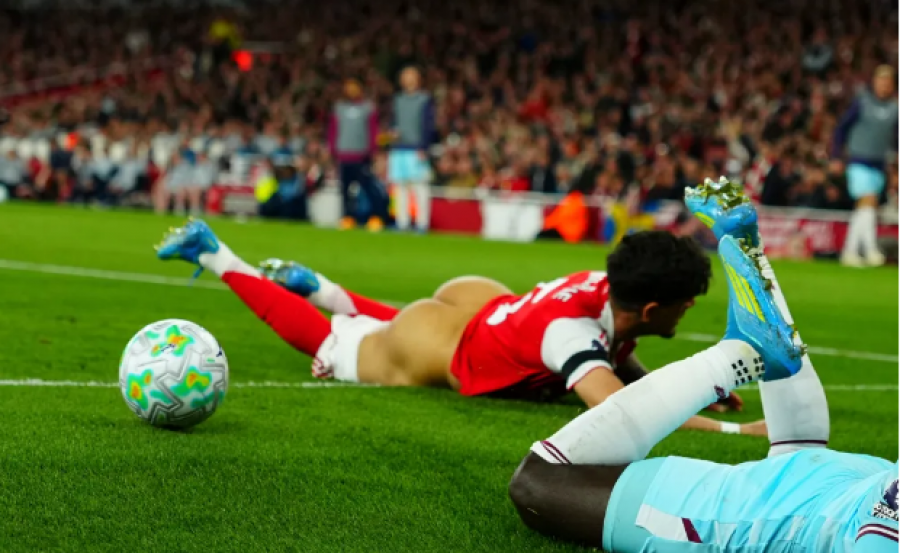 Moment i sikletshëm për futbollistin e Arsenalit, ia heqin brekët në fushë