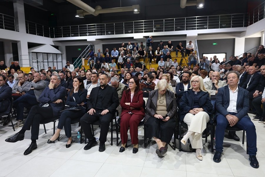 FOTO/ Tryeza e reformës territoriale në Durrës, Blendi Klosi i braktisur nga drejtorët lokalë