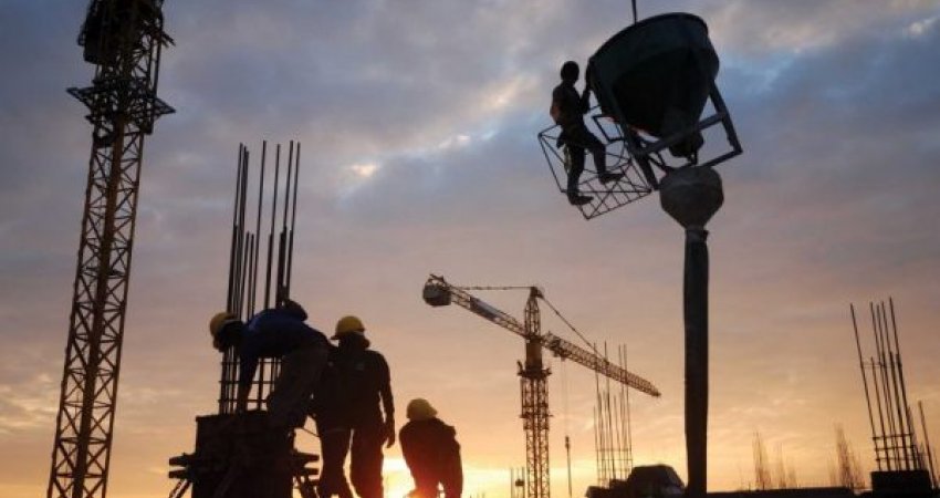 Vdekja e 31-vjeçarit në Vushtrri pas rënies nga objekti, Policia: Është iniciuar rast rrezikimi i sigurisë në vendin e punës