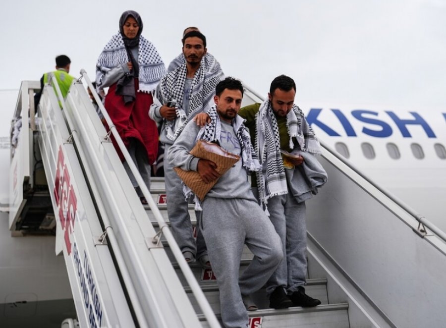 Aktivisti Baki Goxhaj po kthehet në Shqipëri, ishte në flotiljen 'Sumud' që u ndalua nga Izraeli 