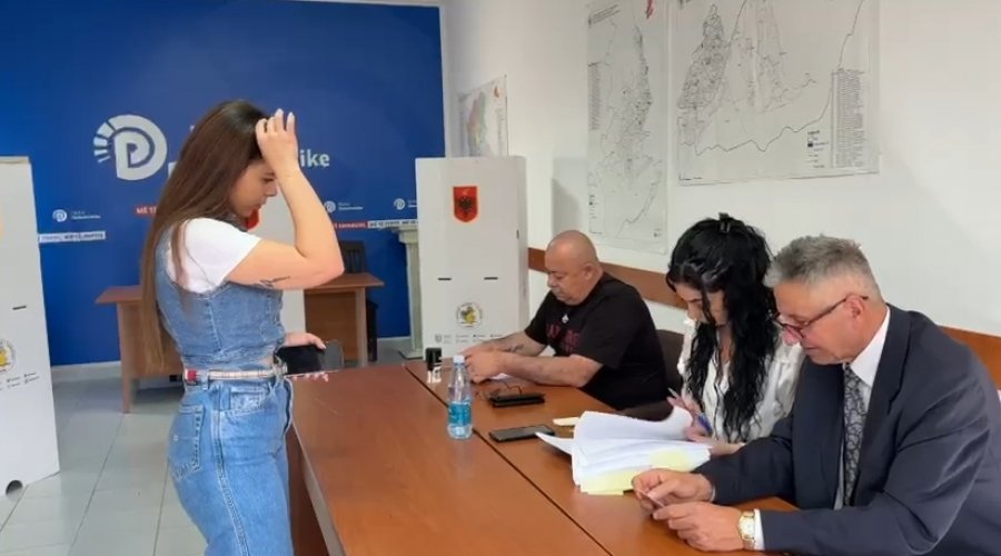 Qarku Korçë/ Anëtarët e PD votojnë në Referendumin për votëbesimin e kreut të PD