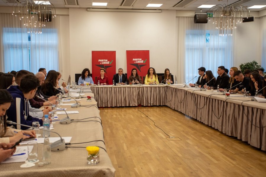 Takimi i LRI-së/ Xhixho: Diskutime të hapura mbi sfidat dhe mundësitë që kanë të rinjtë