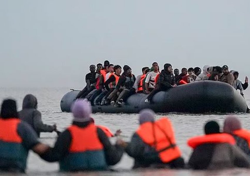Fëmijët mbi supet e prindërve ndërsa gomonet të mbushura përtej kapacitetit/ Qindra emigrantë në vetëm 24 orë në Britani
