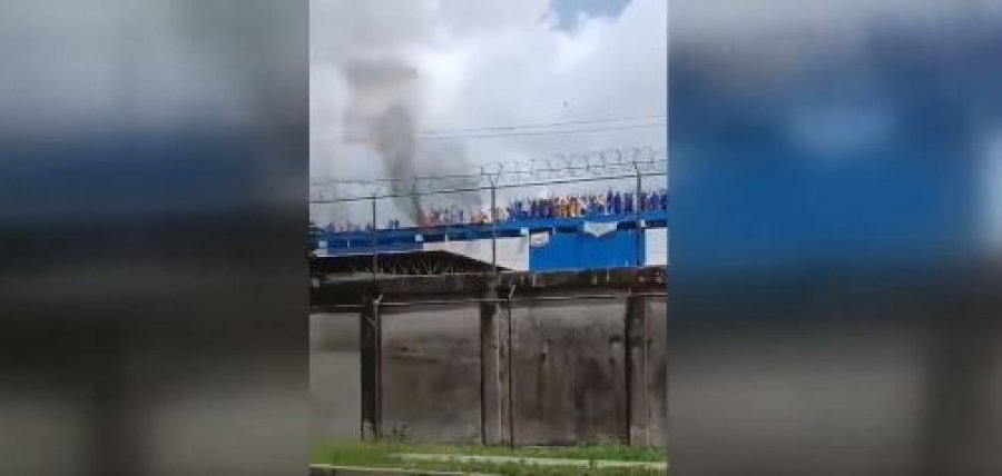 Të burgosurit në Venezuelë rebelohen kundër rojeve, u vënë flakën dyshekëve dhe 'pushtojnë' tarracën 