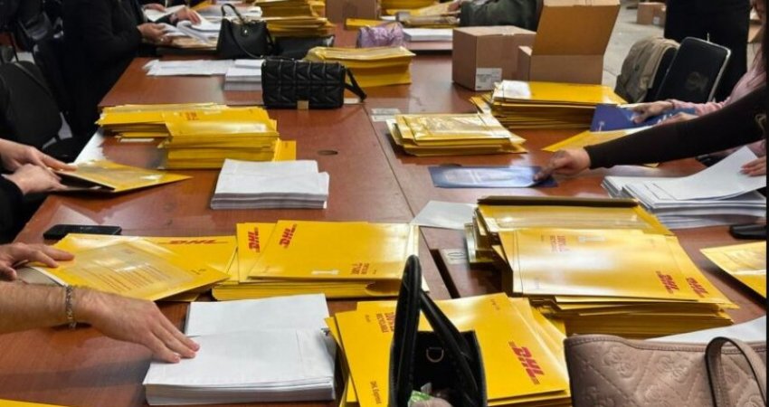 Mërgimtarët alarmojnë për mungesën e sigurisë në fletëvotime, KQZ-ja sqaron çështjen e shiritit ngjitës