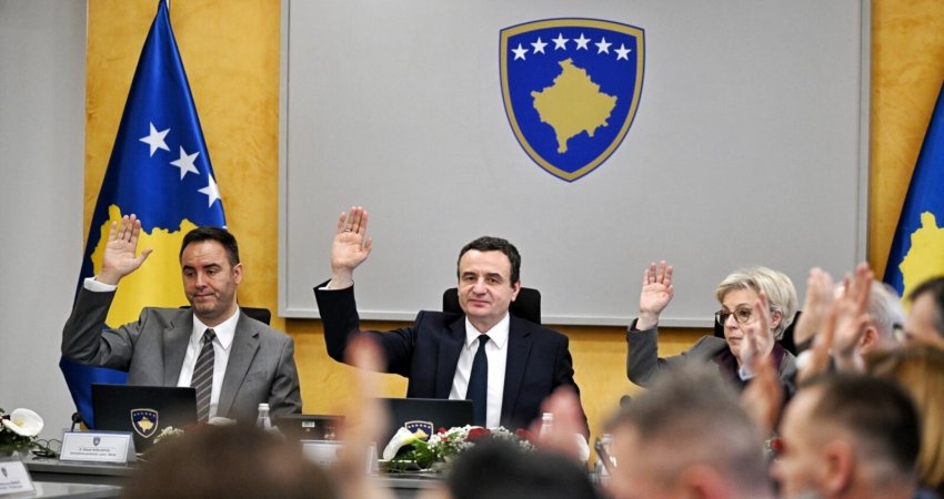  Kurti ndan 2 milionë euro për bileta të aeroplanit për mërgatën