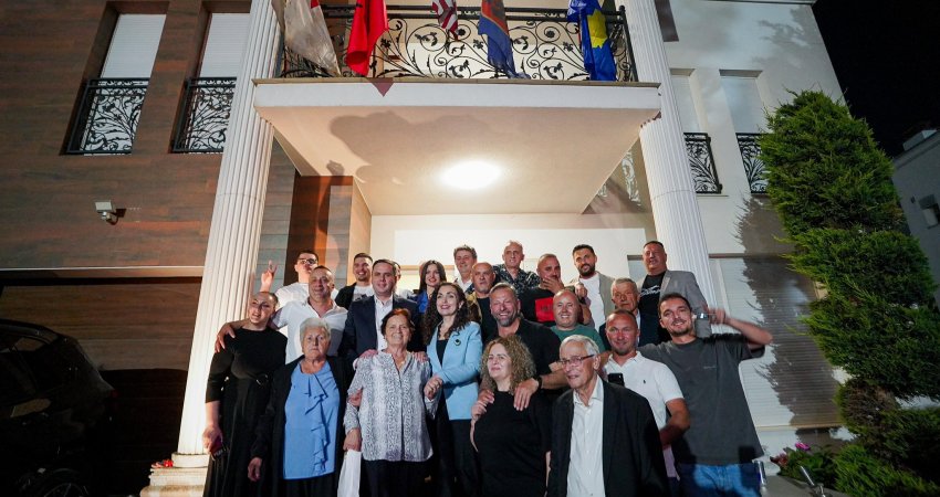 Osmani dhe Abdixhiku vazhdojnë vizitat nëpër Kosovë, priten nga familja Llapashtica