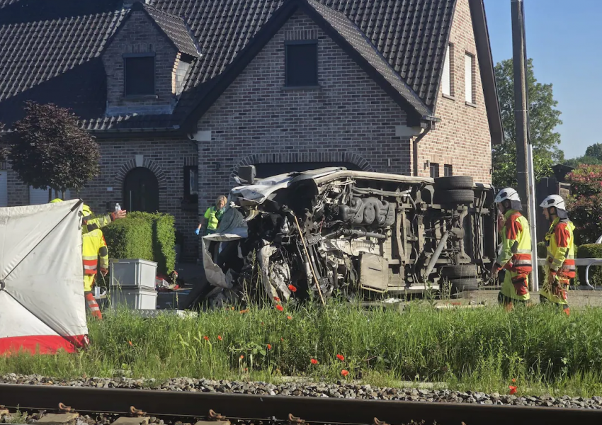 FOTO/ Pamje tronditëse, treni përplaset me furgonin e shkollës në Belgjikë, ka disa viktima