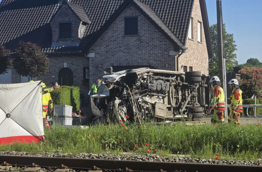 FOTO/ Pamje tronditëse, treni përplaset me furgonin e shkollës në Belgjikë, ka disa viktima