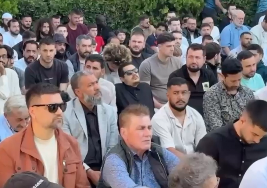Sarandë, besimtarët myslimanë kremtojnë Kurban Bajramin me lutje për paqe dhe harmoni